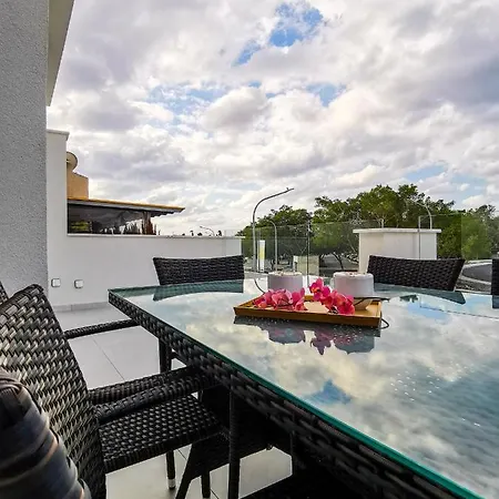 Апартаменти Phaedrus Living