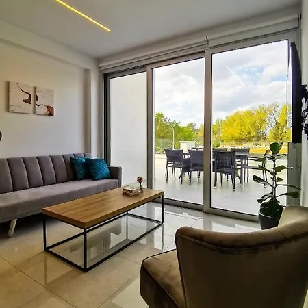Апартаменти Phaedrus Living Пафос